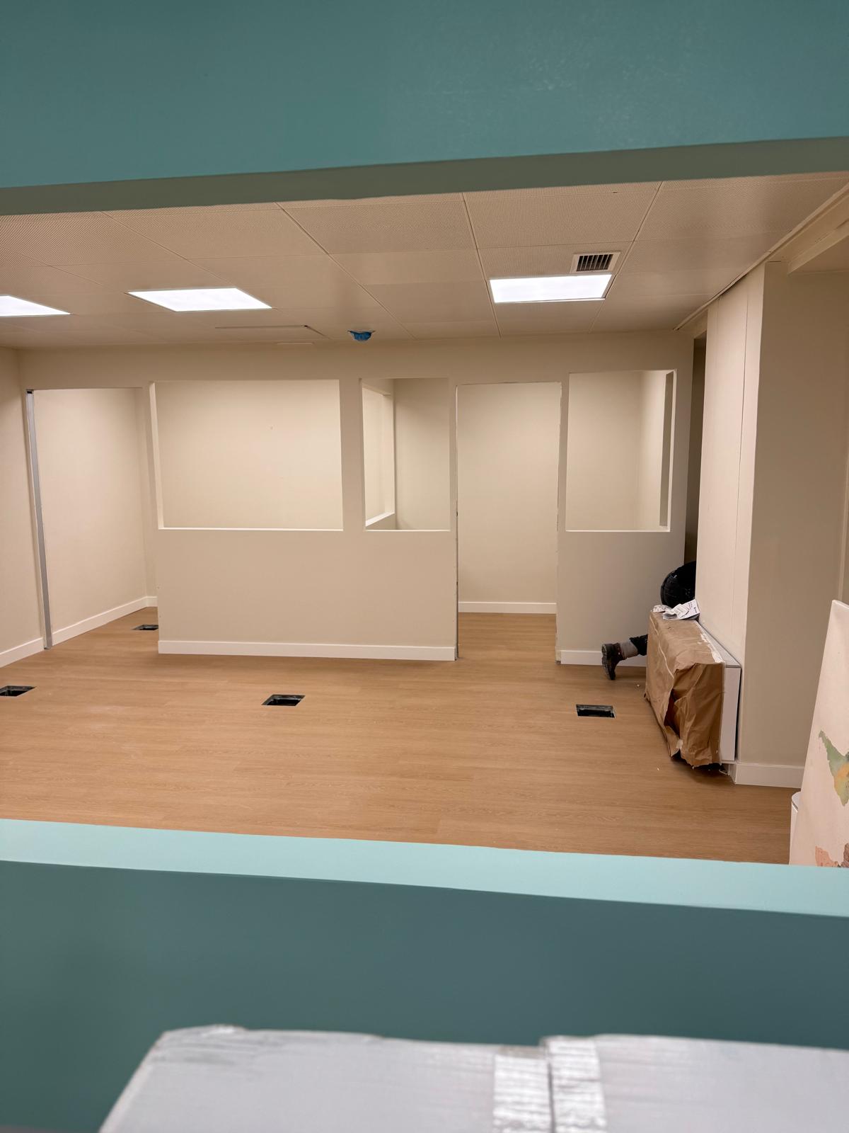 Obra real Multigesso — divisórias em pladur com aberturas em escritório clínico
