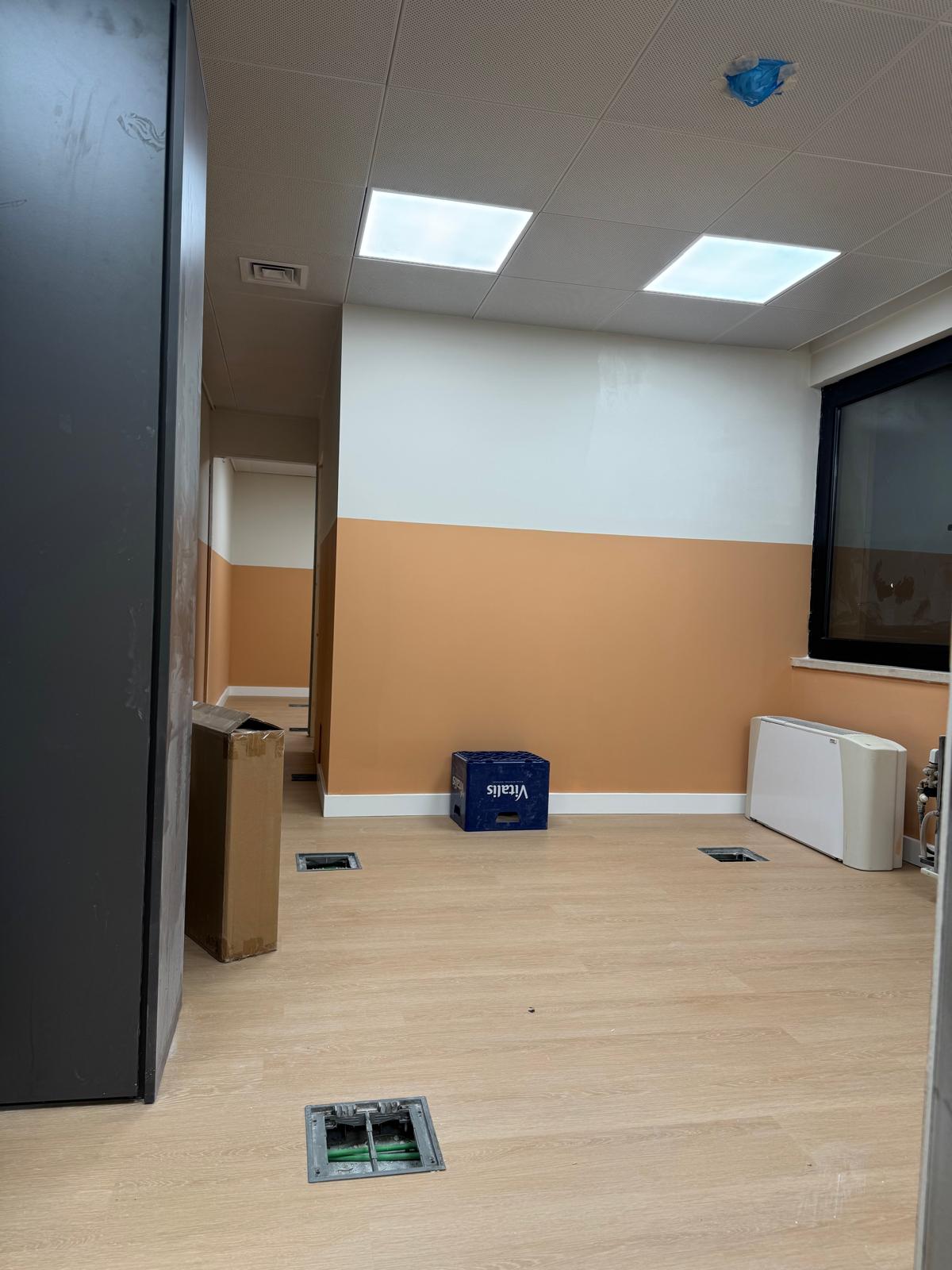 Obra real Multigesso — escritório remodelado com pintura bicolor e teto falso técnico